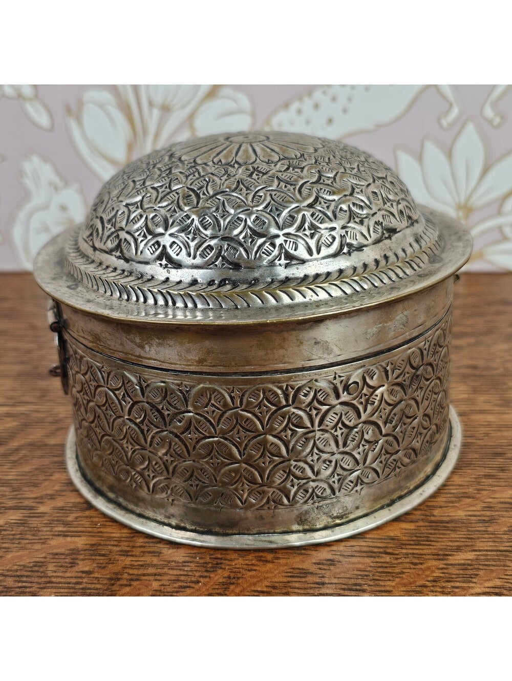 Vintage India Embossed Round Locking Jewelry Trinket Box 5" - Picture 6 of 15